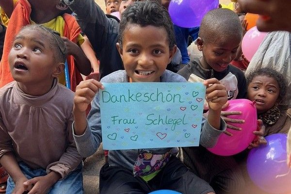202402-madagaskar-0879A7F8C6D-CB80-FF77-F6CA-38FBE480025D.jpg
